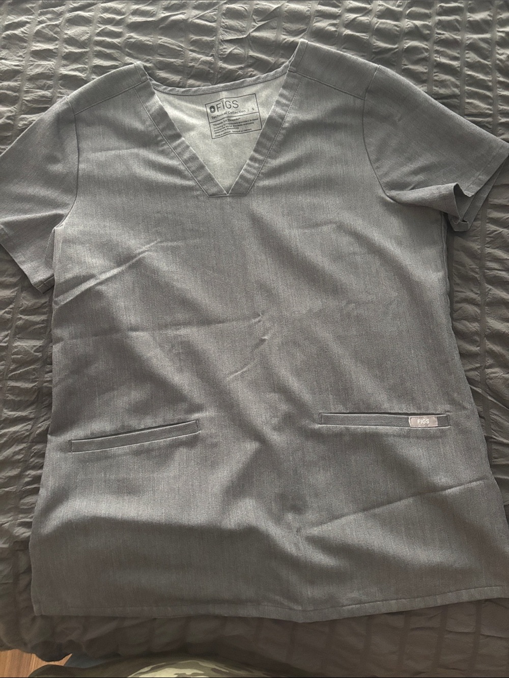 Figs Women’s V-Neck Scrub Top in Heather Gray